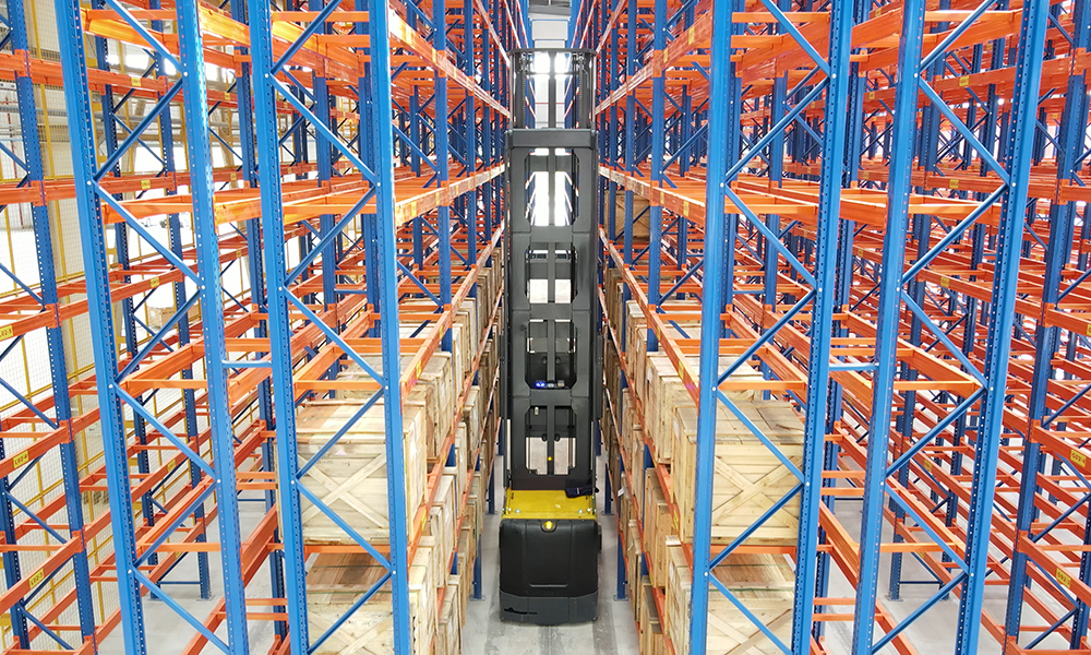 三向叉车VS前移式叉车：哪种更适合您的仓储？全面对比优缺点与选购建议