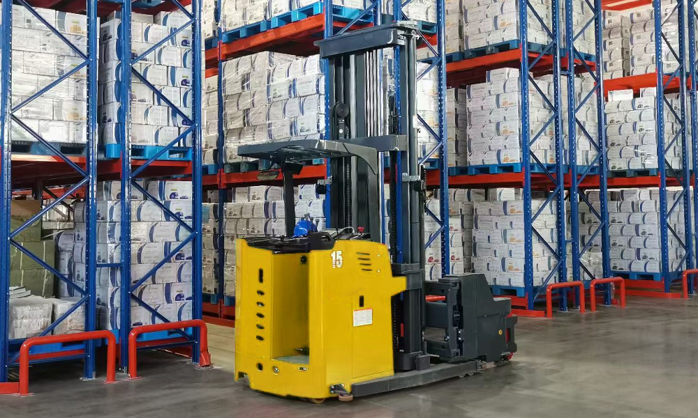 提升仓储效率50%：上海优耐飞三向叉车助力智能物流升级