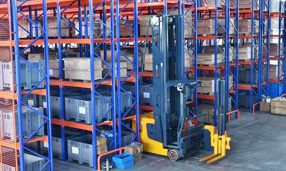 窄巷道也能高效作业——上海优耐飞三向叉车的创新之道